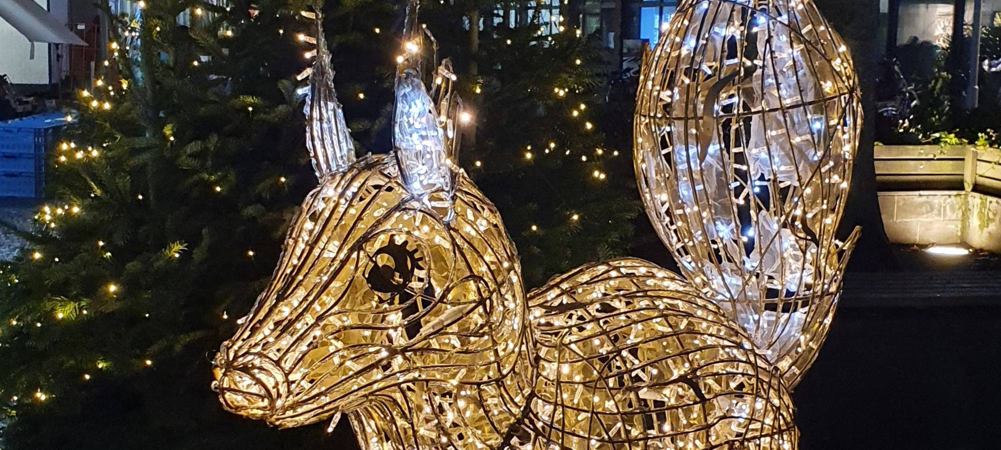 Rhede hält an Weihnachtsbeleuchtung fest