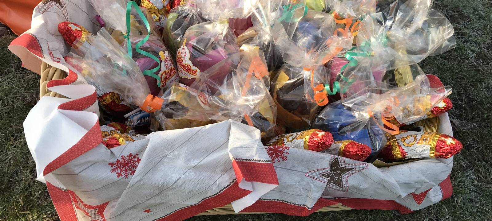 Weihnachtsmann seilt sich am Krankenhaus Bocholt ab