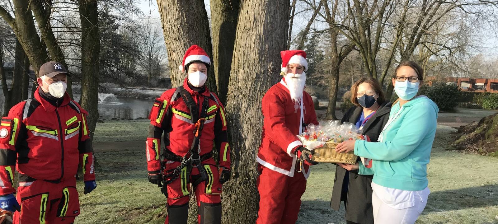 Weihnachtsmann seilt sich am Krankenhaus Bocholt ab