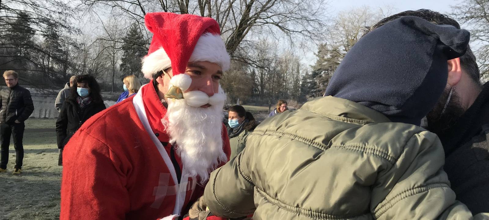 Weihnachtsmann seilt sich am Krankenhaus Bocholt ab