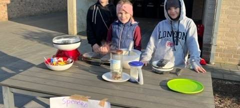 Spendenaktion: Kinder aus Wüllen backen Waffeln