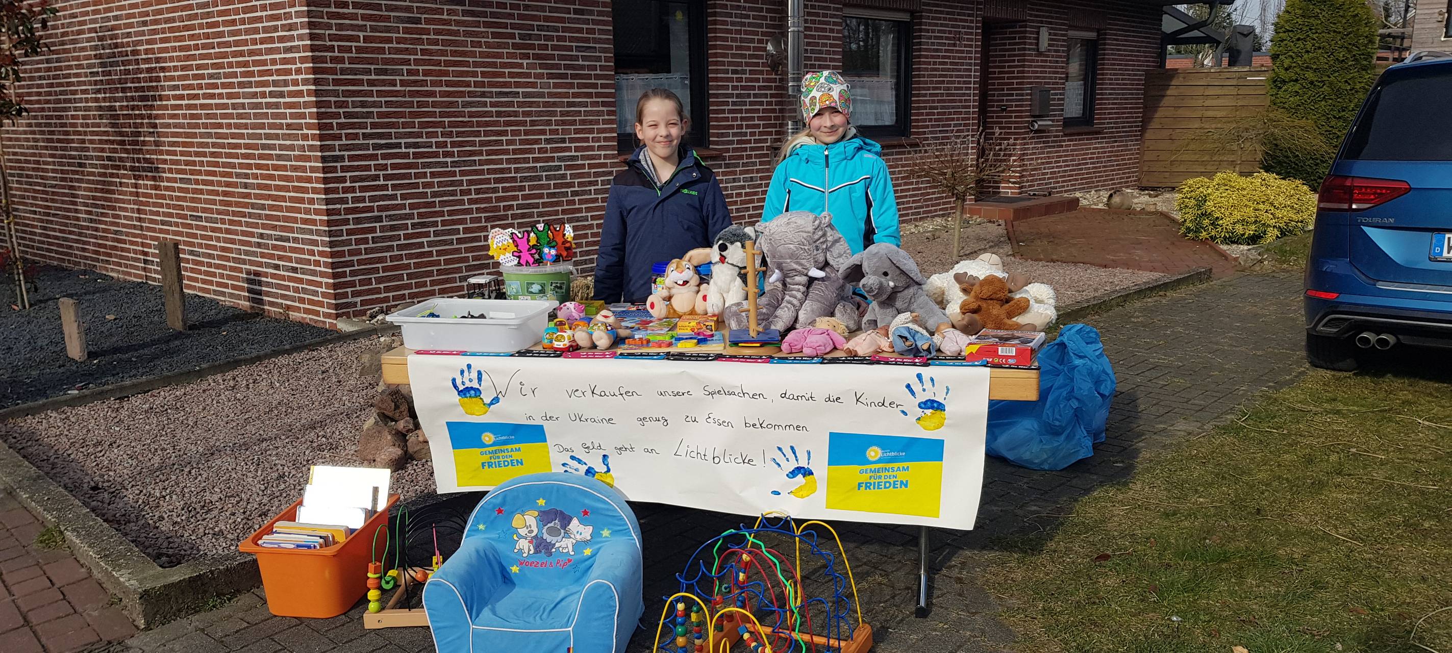 Nina und Noel verkaufen Spielsachen für Spenden