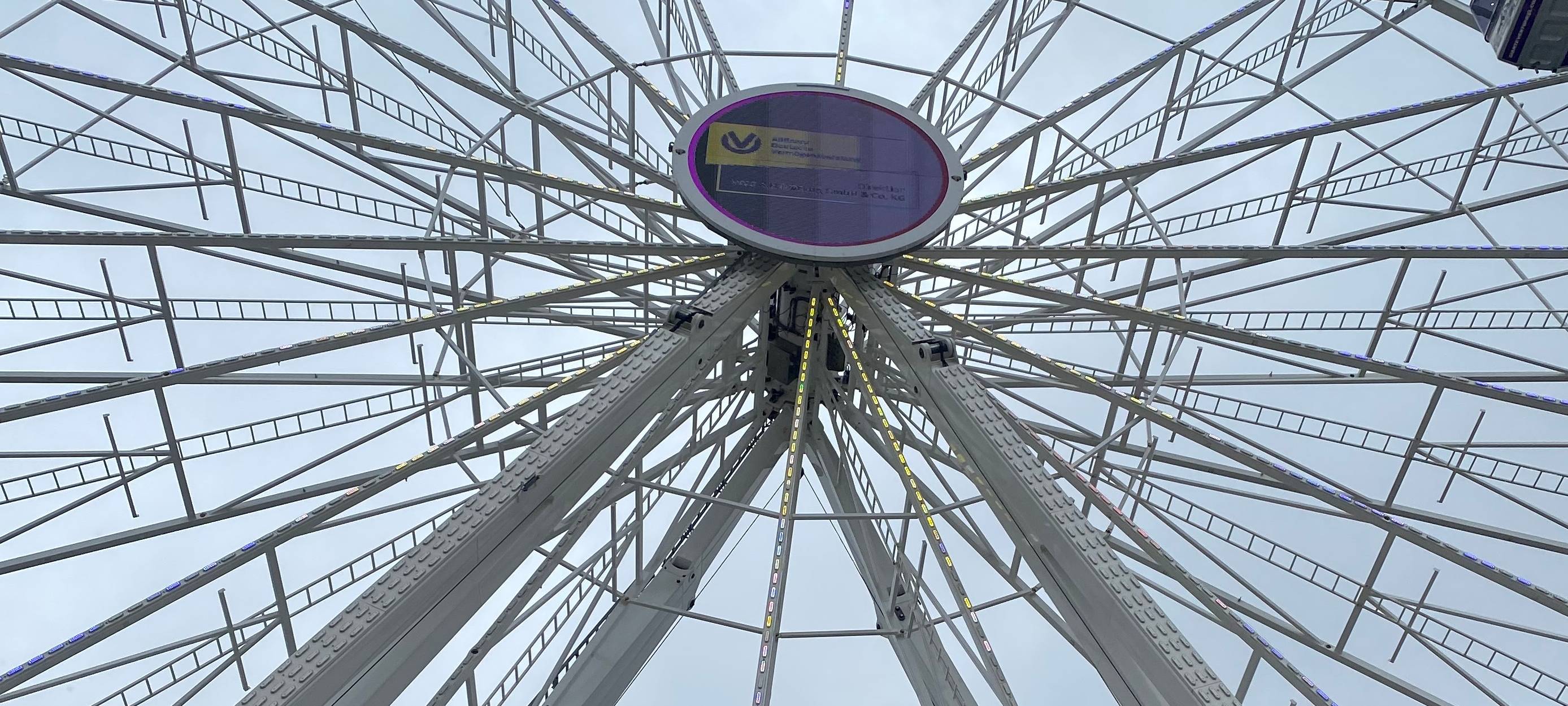 Grundschulkinder fahren gratis Riesenrad