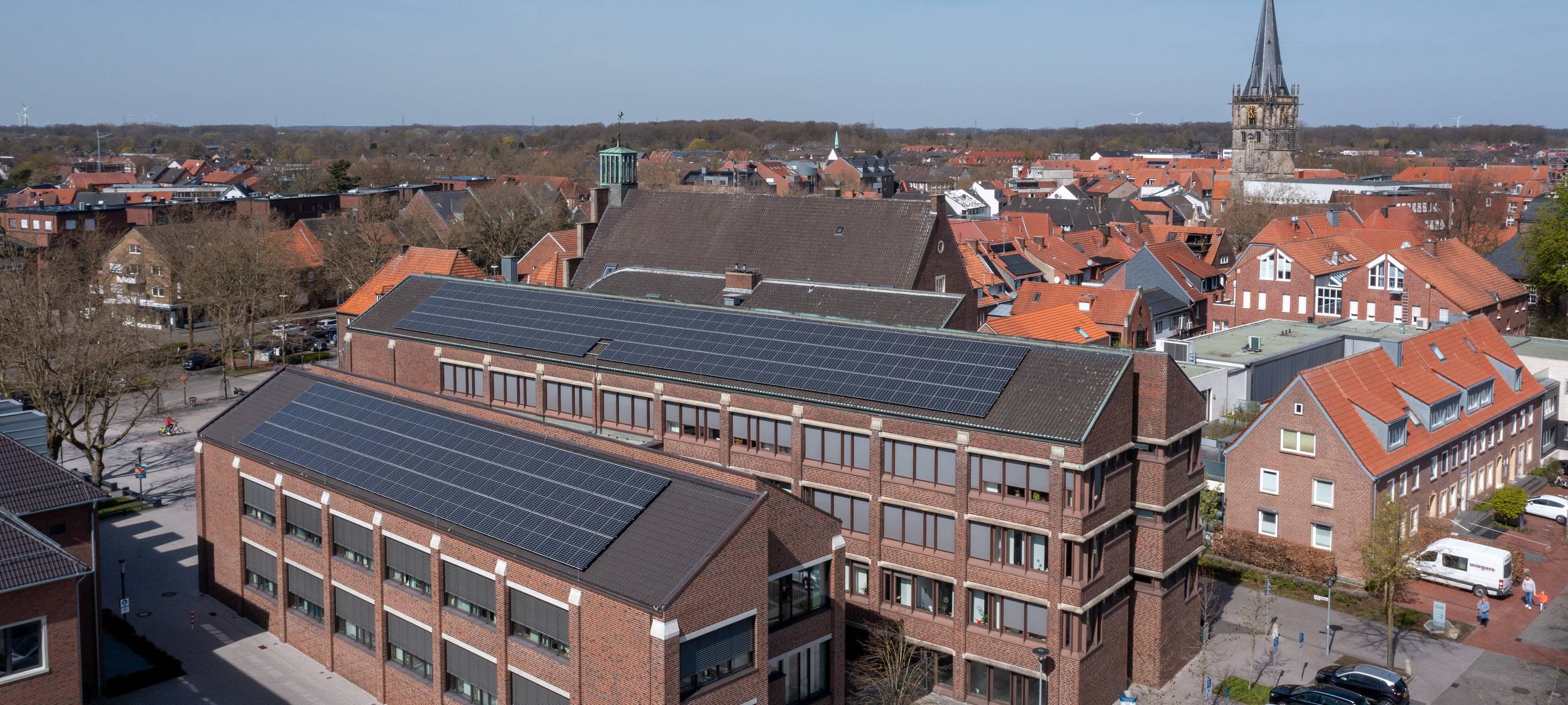 Neue Photovoltaikanlage auf Ahauser Rathaus