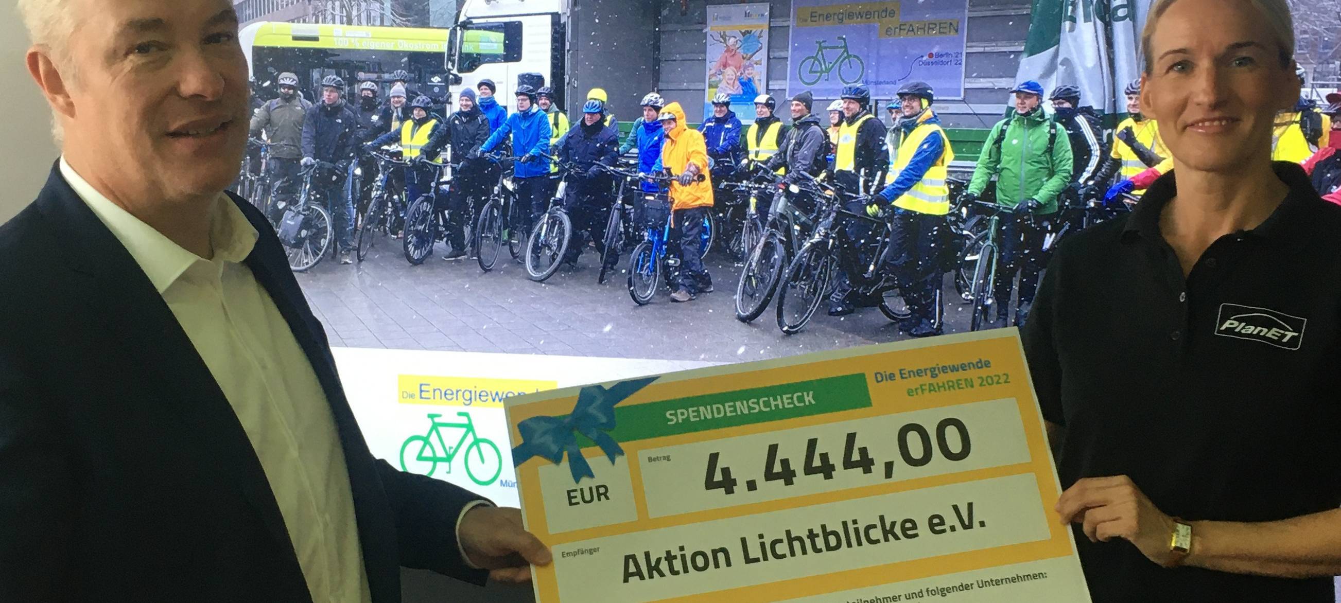 Aktion und Tour Energiewende erFahren 2022 bringt 4444 Euro für Lichtblicke