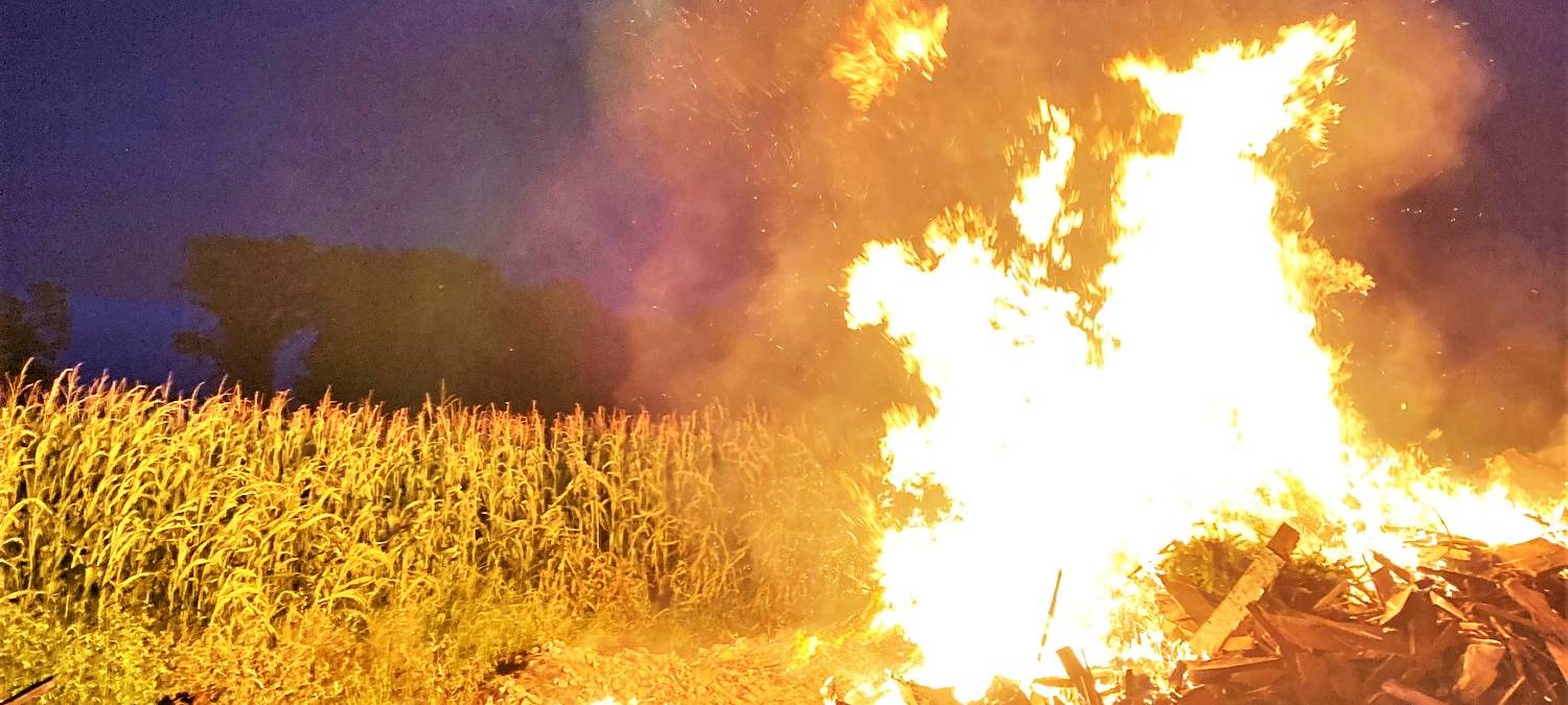 Gronauer verbrennt Sperrmüll neben Maisfeld