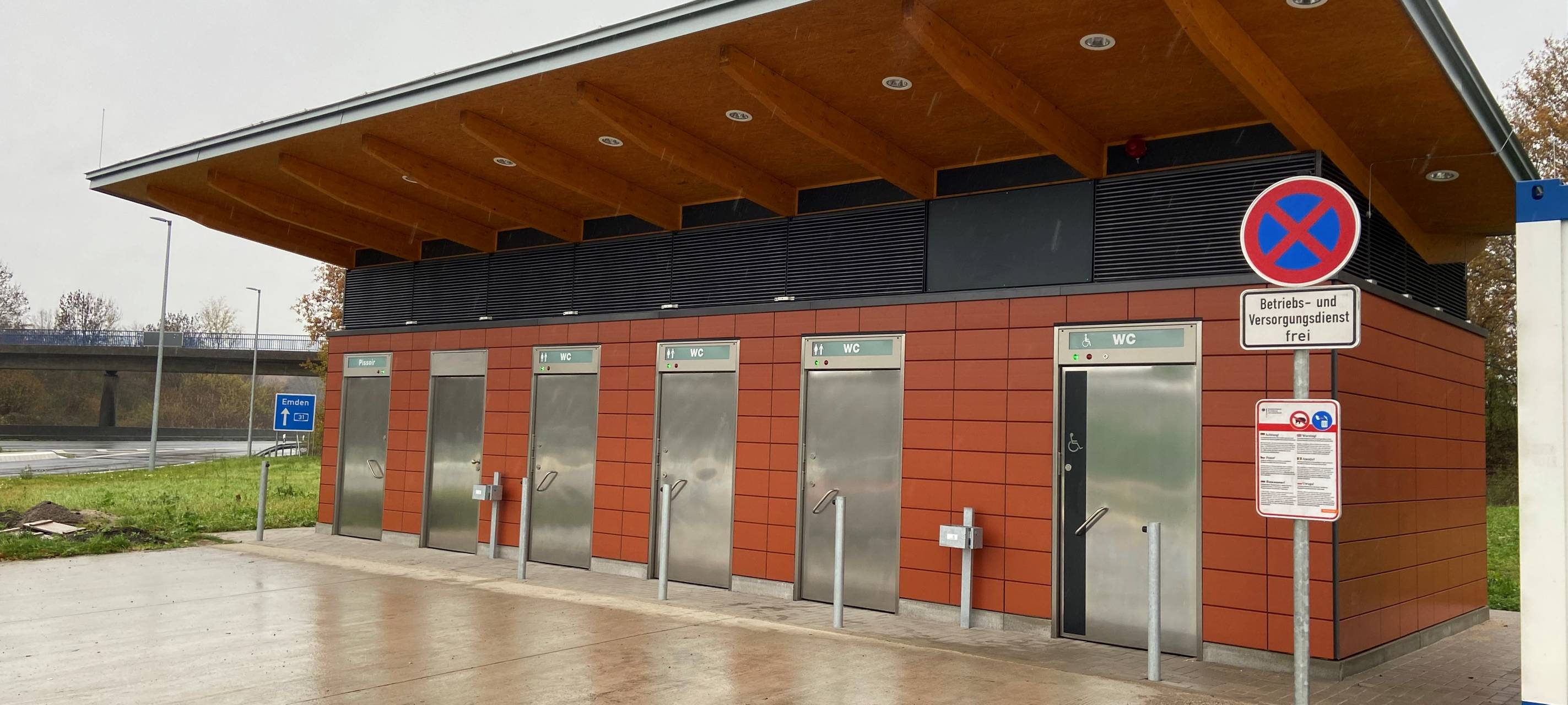 Neue Toiletten an A31 bei Hochmoor in Betrieb