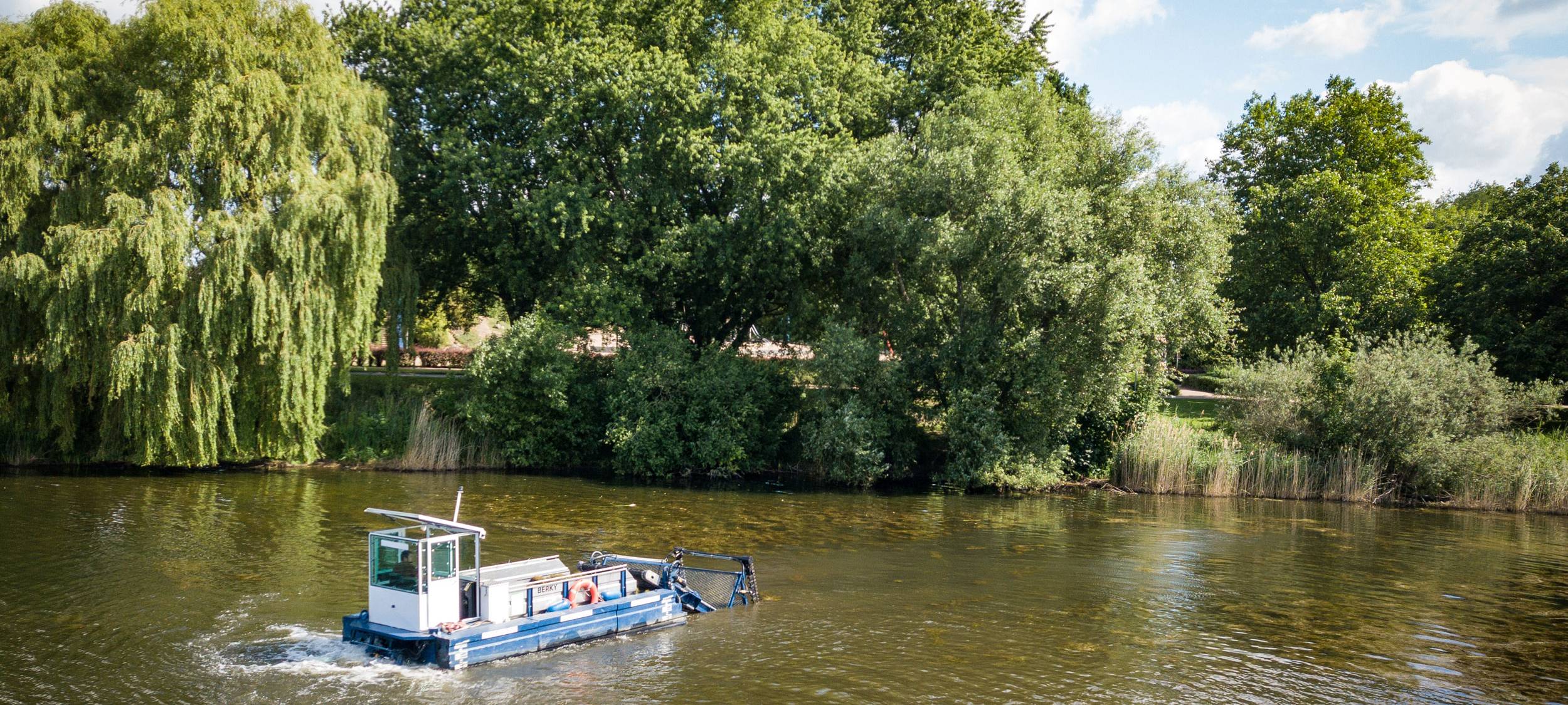 Mähboot auf dem Bocholter Aasee unterwegs