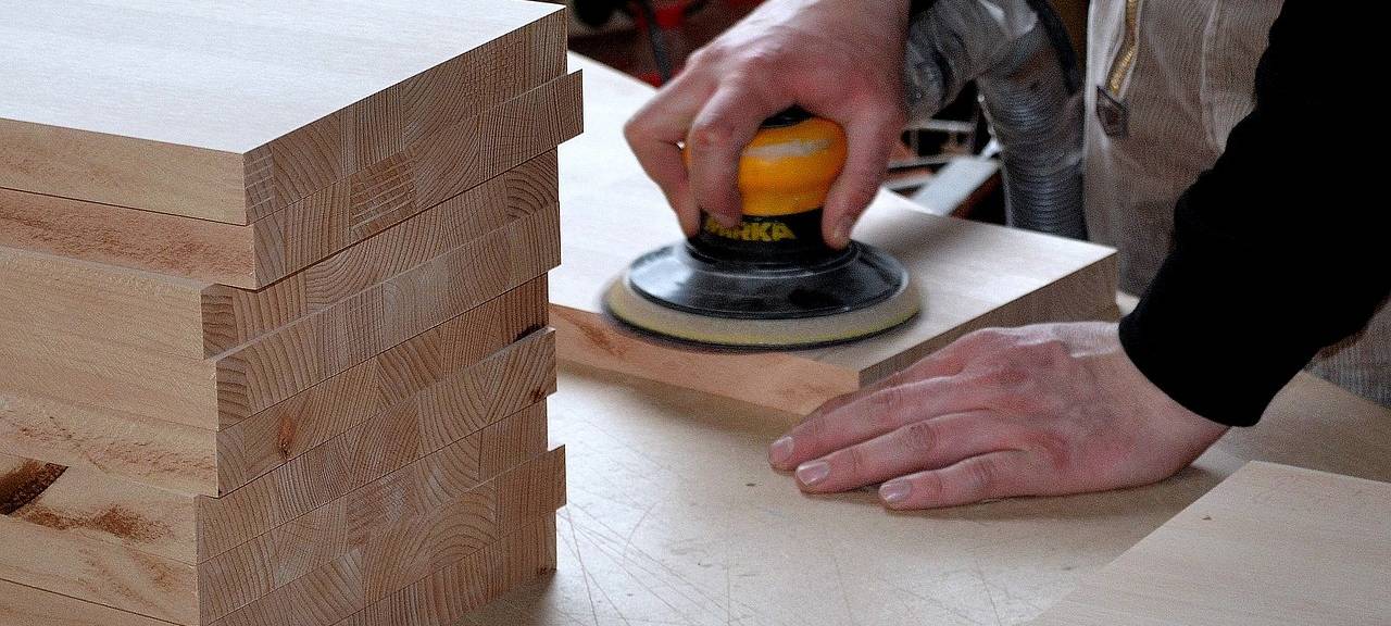 Tischler bekommen mehr Geld.