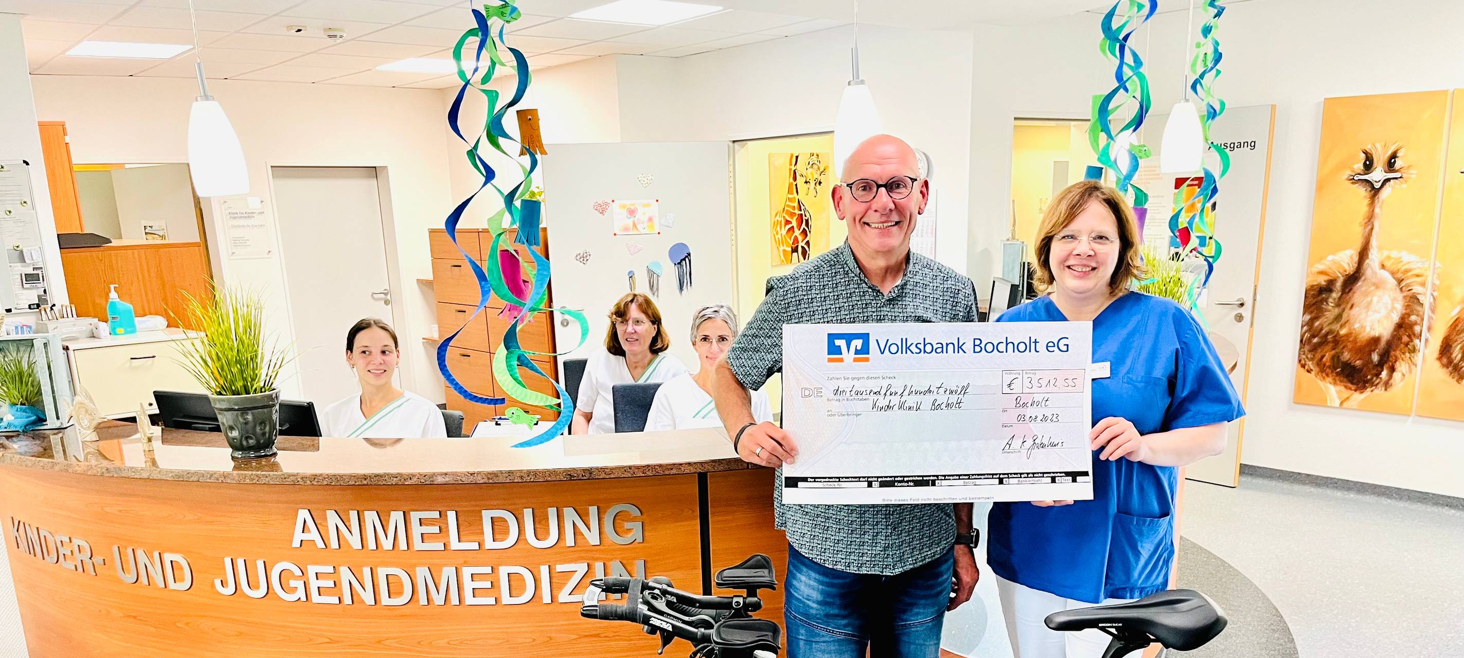 Scheckübergabe nach Spendenfahrt