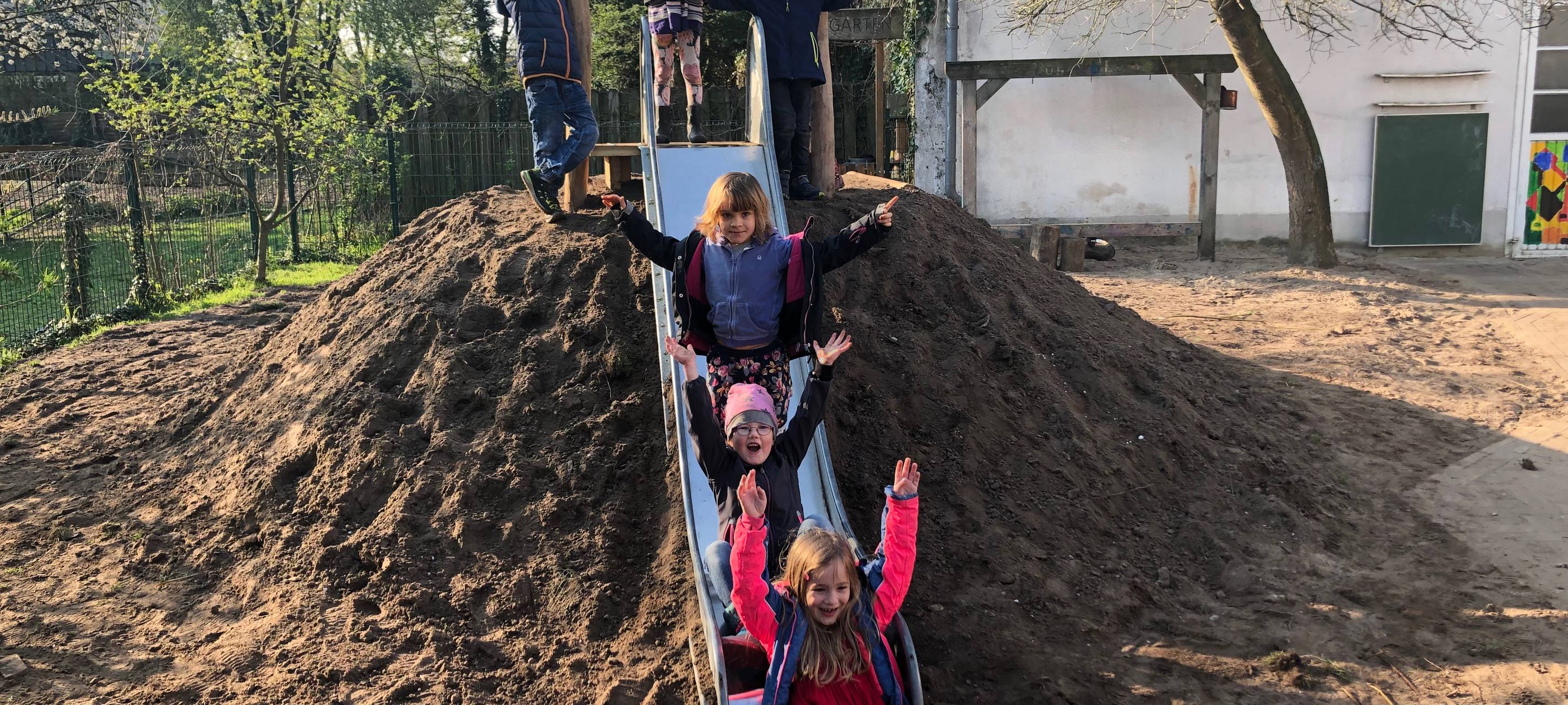 Neuer Rutschenhügel für das Kinderparadies Pusteblume