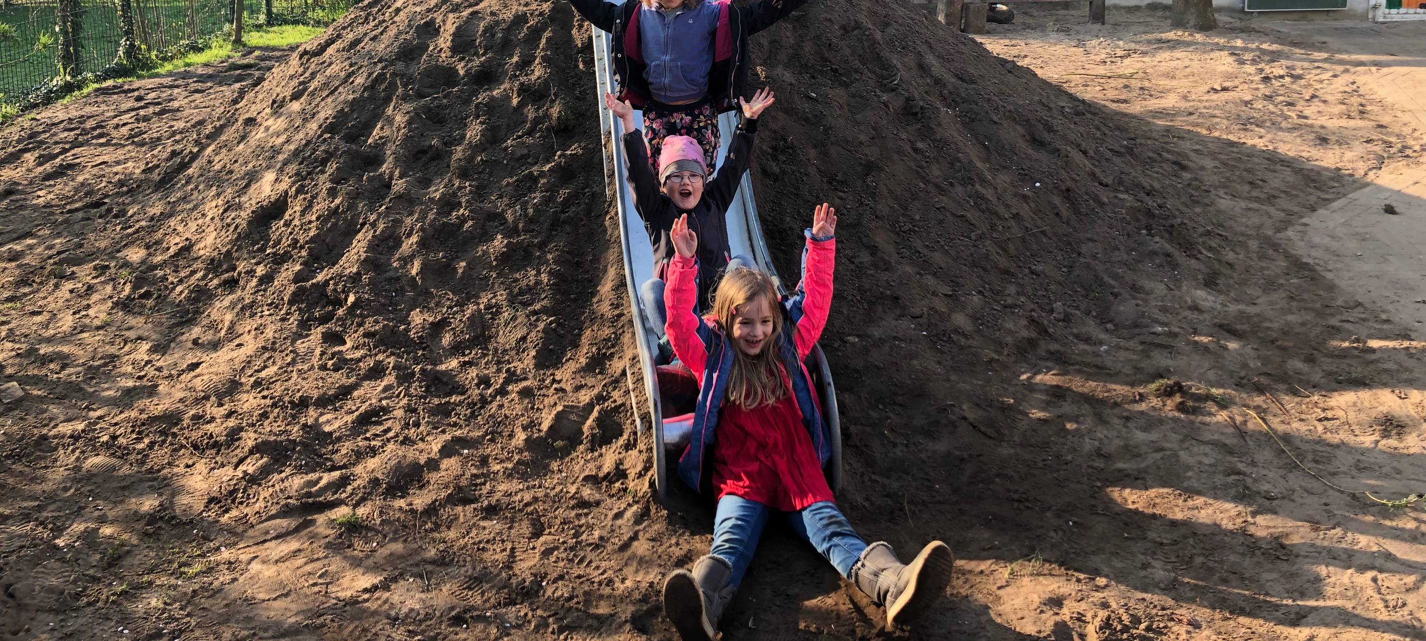 Neuer Rutschenhügel für das Kinderparadies Pusteblume