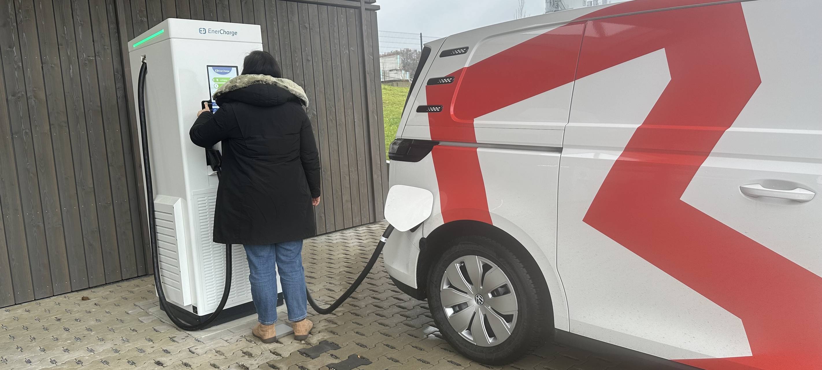 Brüninghoff stellt E-Ladesäulen auf