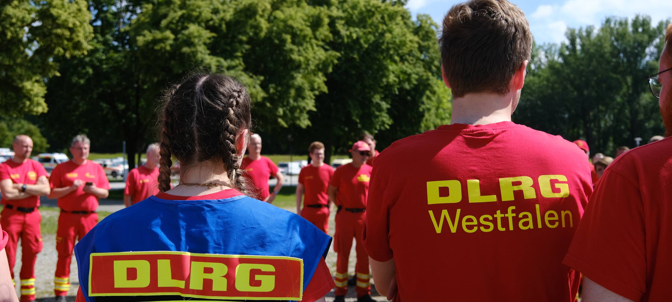 DLRG Helfer auf dem Rückweg
