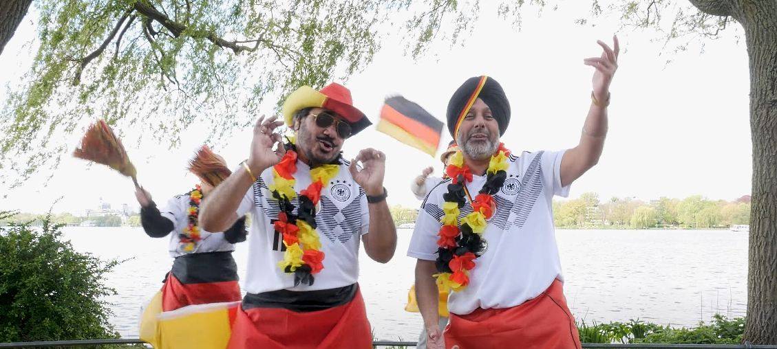 Taxifahrer aus Hamburg mit Indischen EM Song auf Deutsch