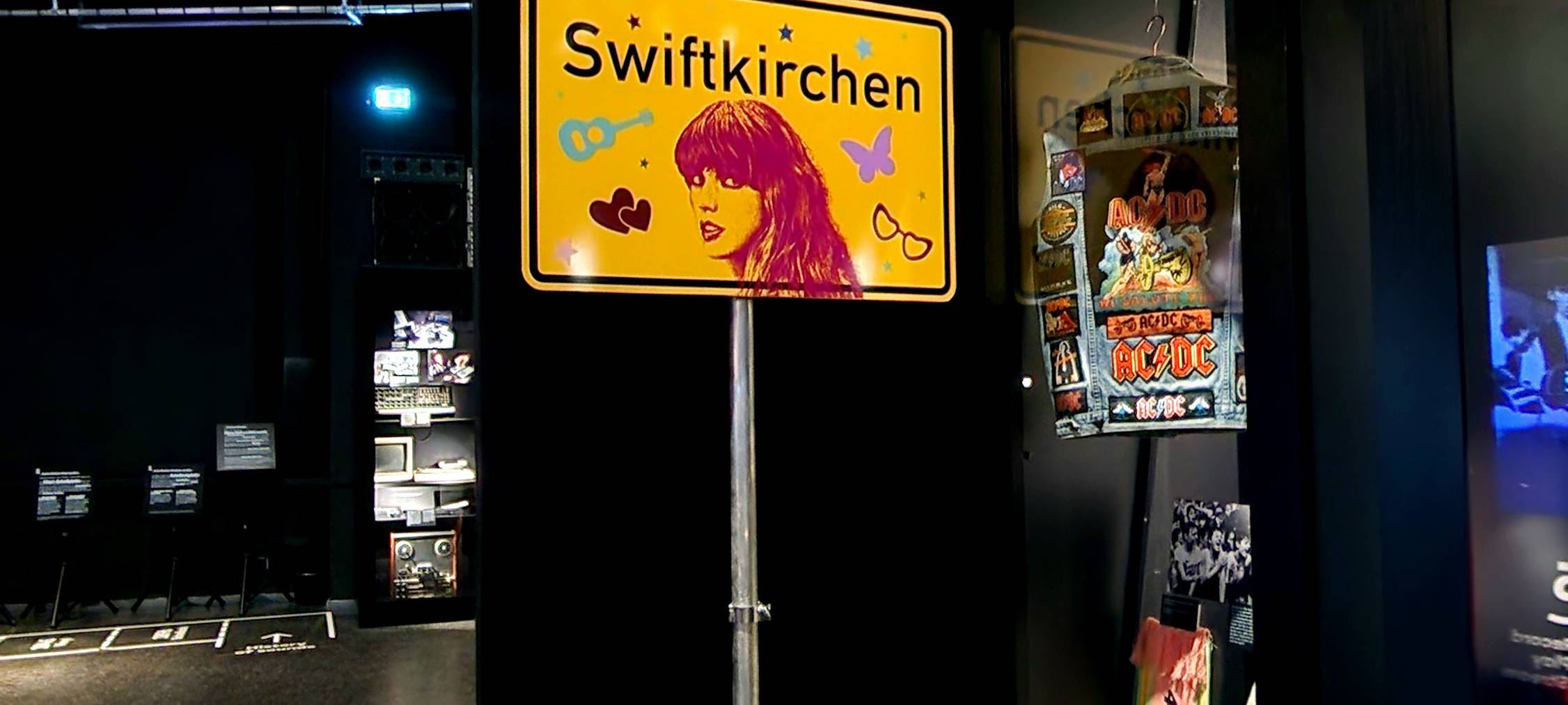 Swiftkirchen - Schild im Rock- und Popmuseum Gronau