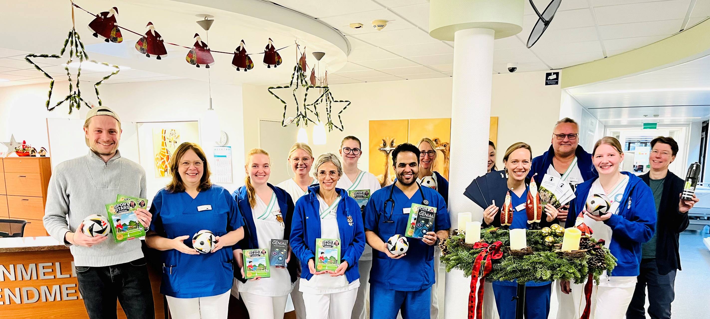 Robin Gosens bringt Freude in die Kinderklinik Bocholt