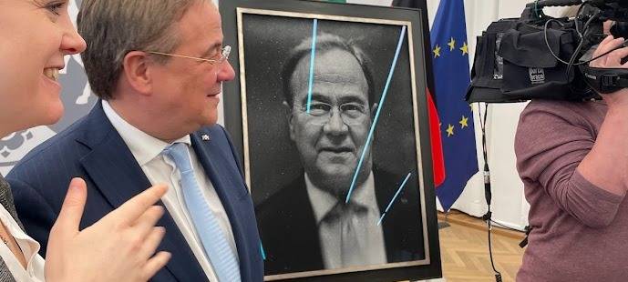 Der ehemalige NRW-Ministerpräsident Armin Laschet präsentiert zusammen mit seinem Amtsnachfolger Hendrik Wüst sein Bild für die Ahnengalerie des Landtages