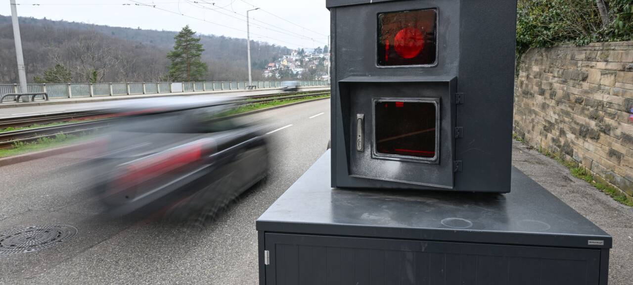 Ein Auto fährt auf einer Zufahrtsstraße zur Innenstadt von Stuttgart an einem Blitzer zur Geschwindigkeitskontrolle vorbei.