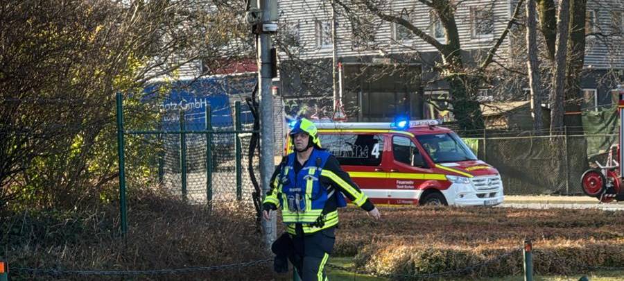 Brand im Entsorgungsbetrieb Borchers: Feuerwehr im Großeinsatz