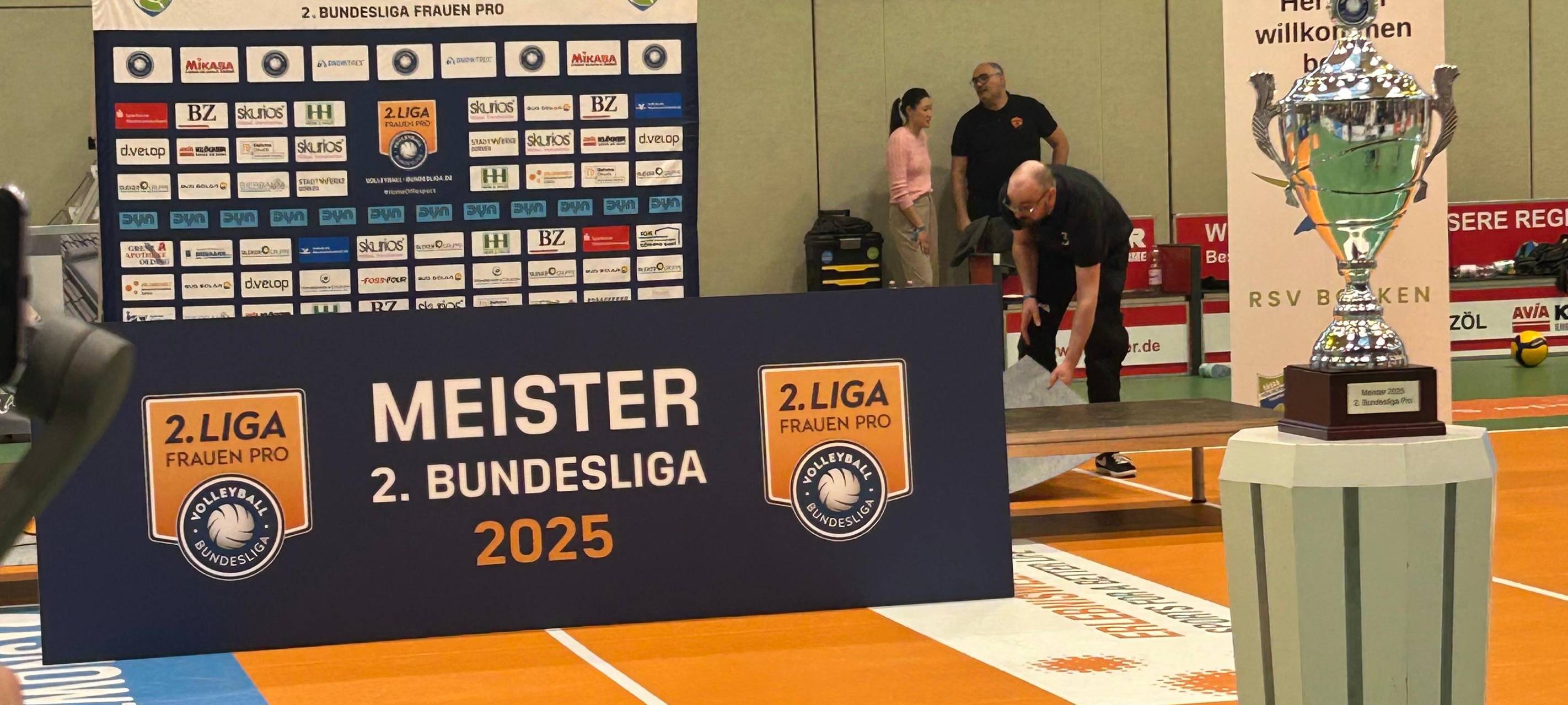 Skurios Volleys Borken feiern Meisterschaft und Aufstieg