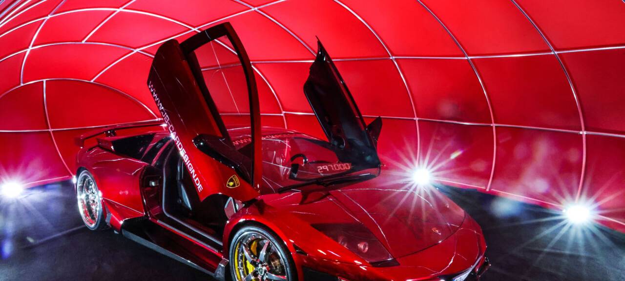 Ein Lamborghini Murcielago steht in einem Zelt der Tuningmesse "Essen Motor Show".