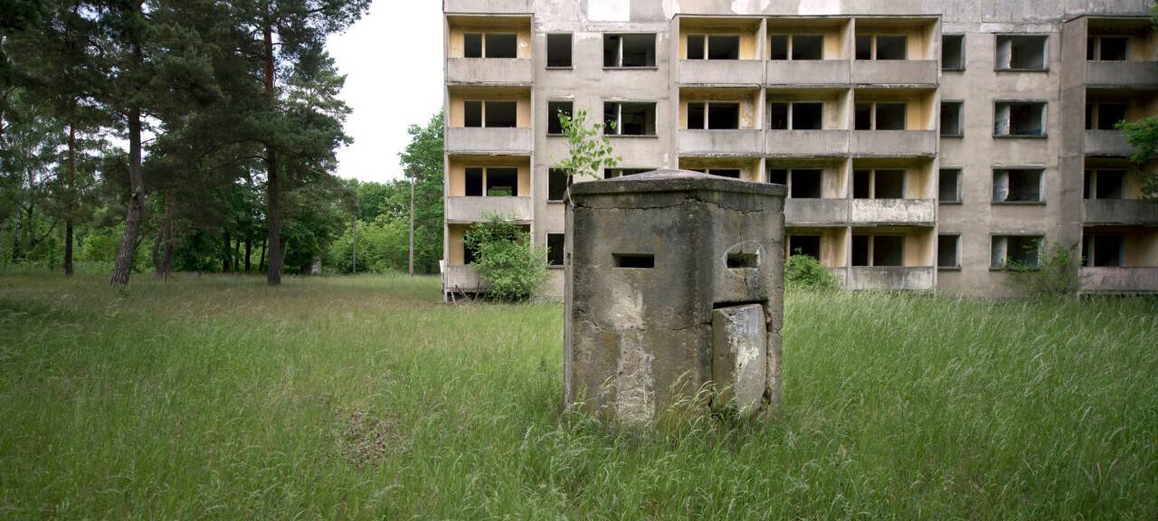 Bunker vor dem Gebaeude von einem verlassenen Plattenbau einer ehemaligen Kaserne