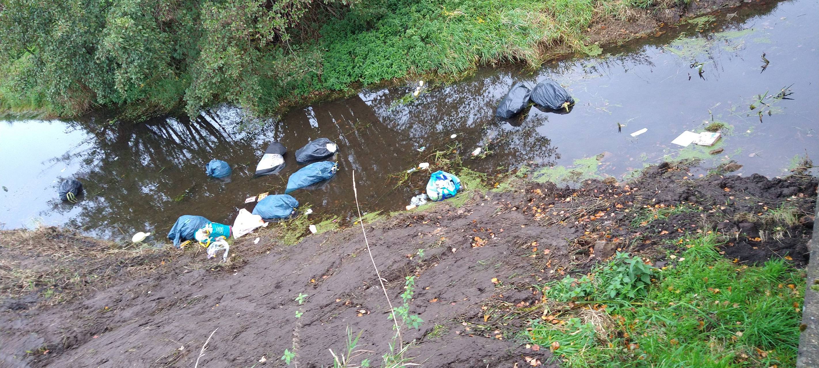 Rhede: Illegal entsorgter Müll im Bach
