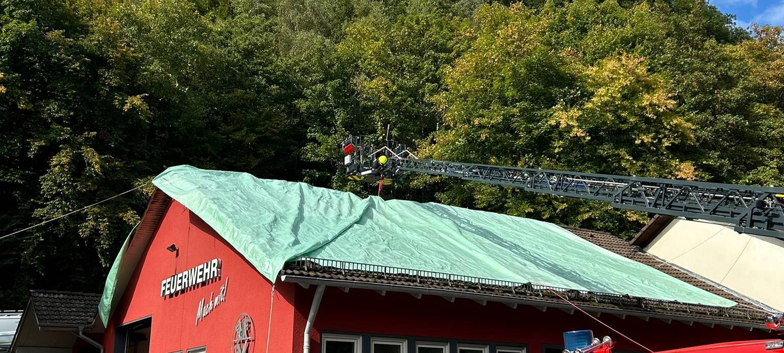 Feuerwehren bekommen Notdächer