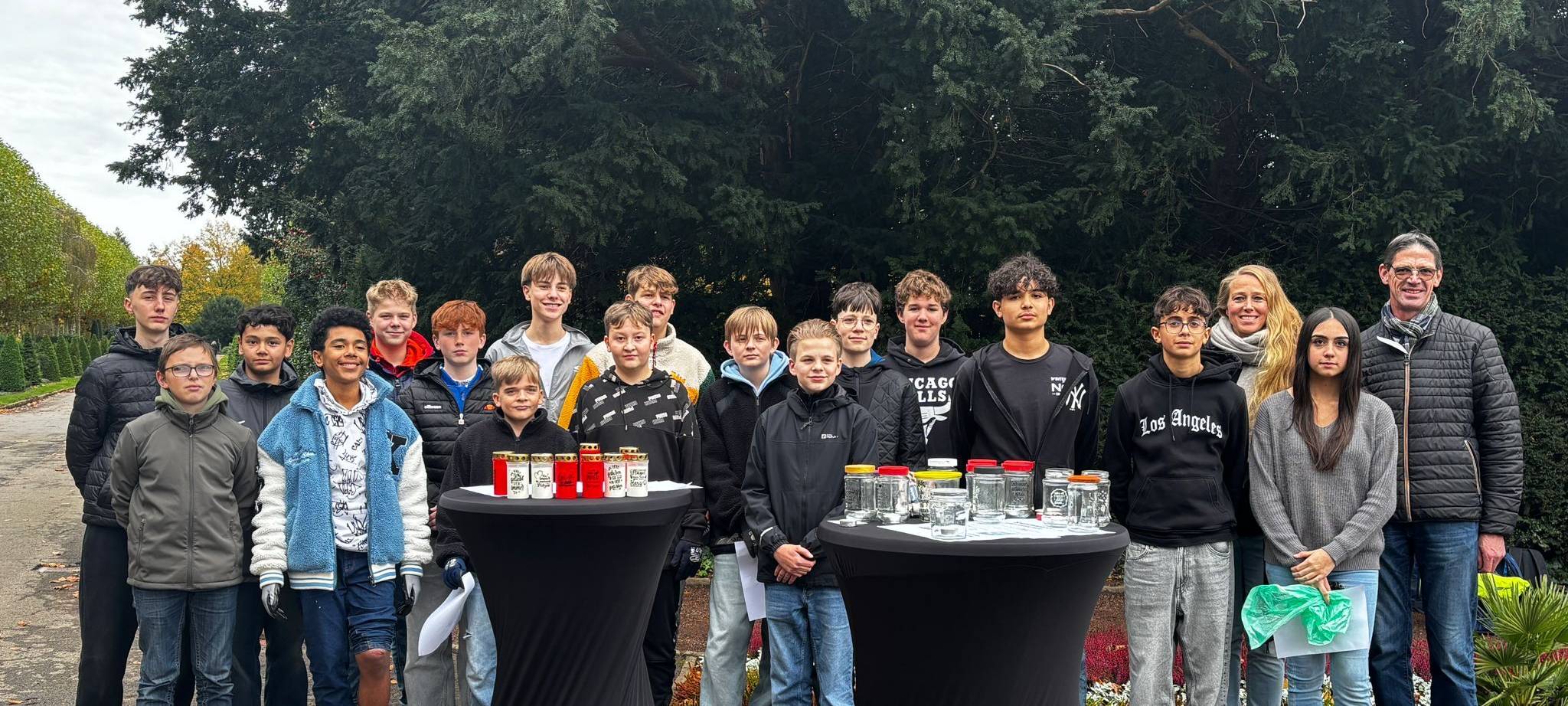 Teenager helfen bei Grabpflege in Bocholt