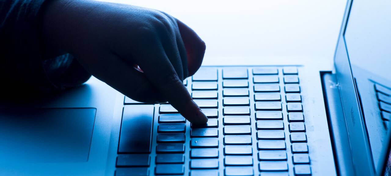 Ein Kind benutzt die Tastatur eines Laptops.