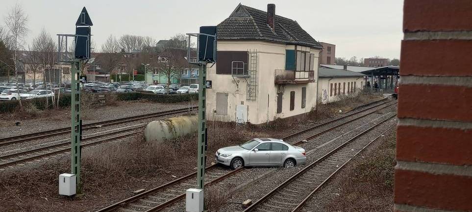 Auto landet im Gleisbett