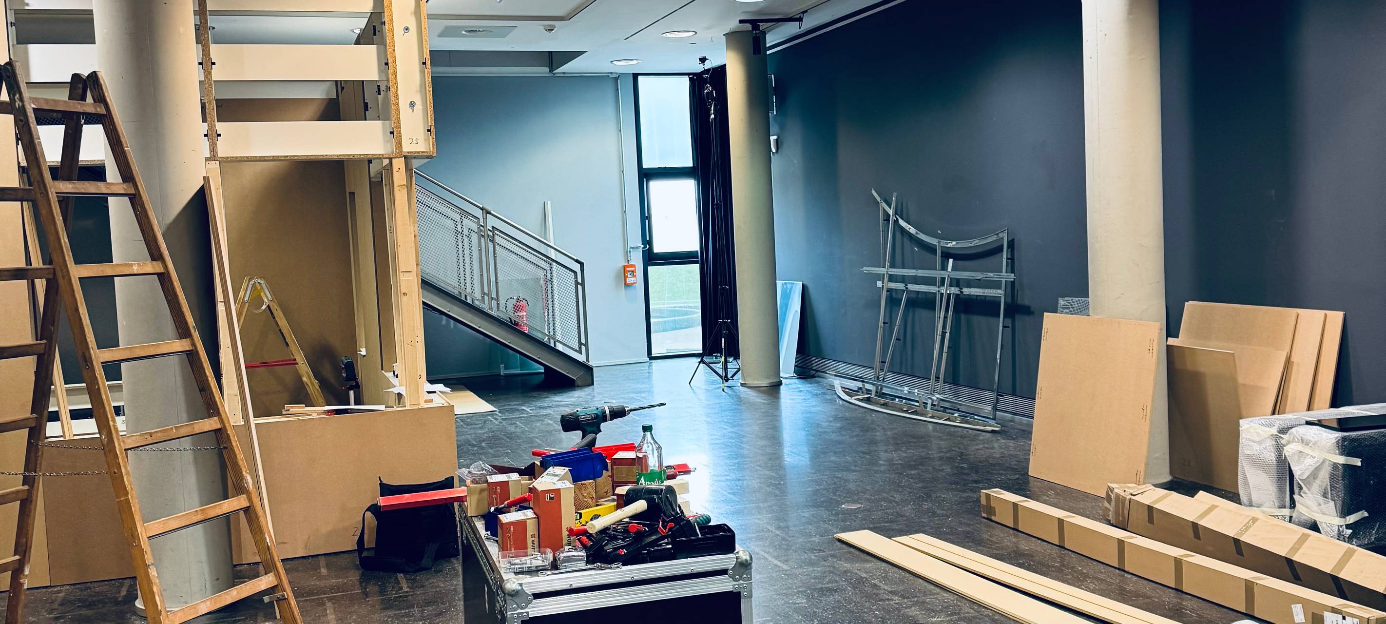 Aufbau für die Ausstellung zu Udo Lindenbergs 80.Geburtstag hat begonnen