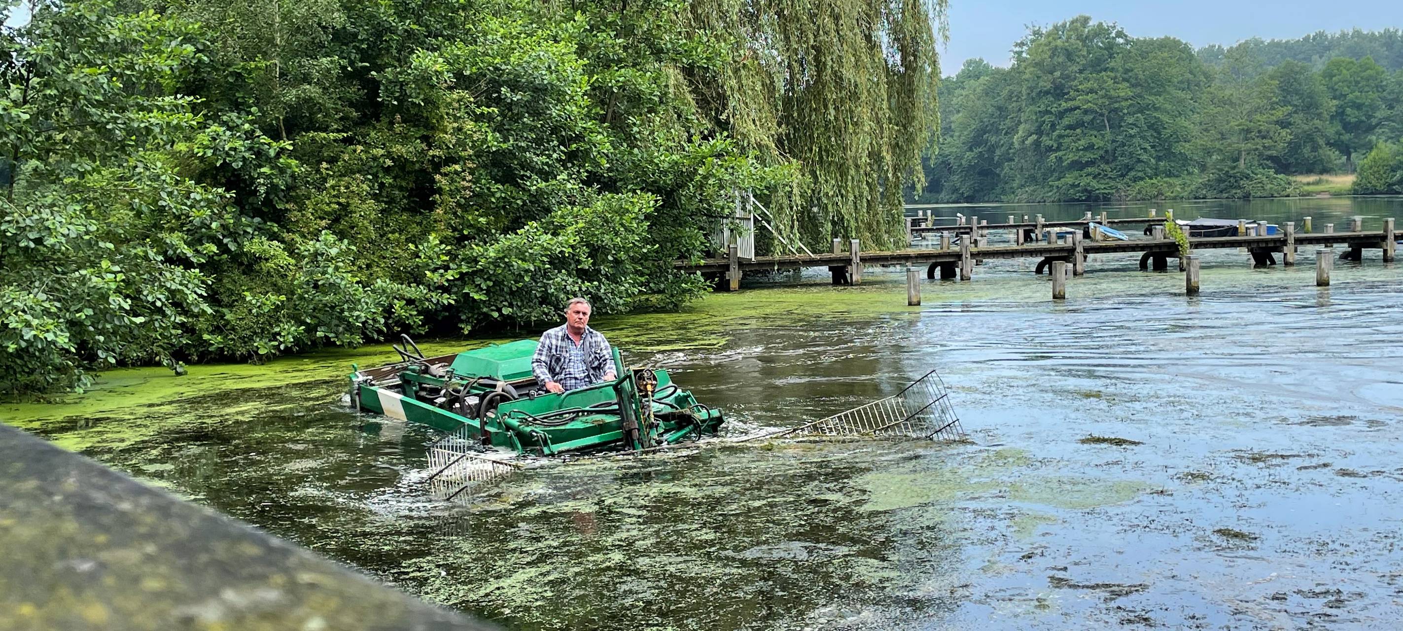 Wasserpflanzen im Pröbstingsee werden gemäht