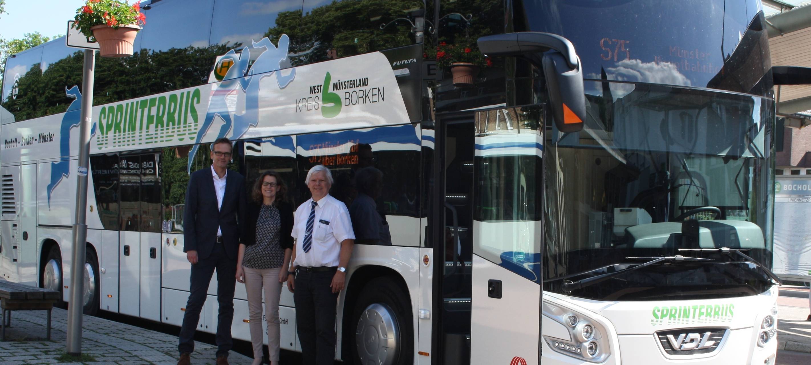Drei neue Doppeldeckerbusse S75