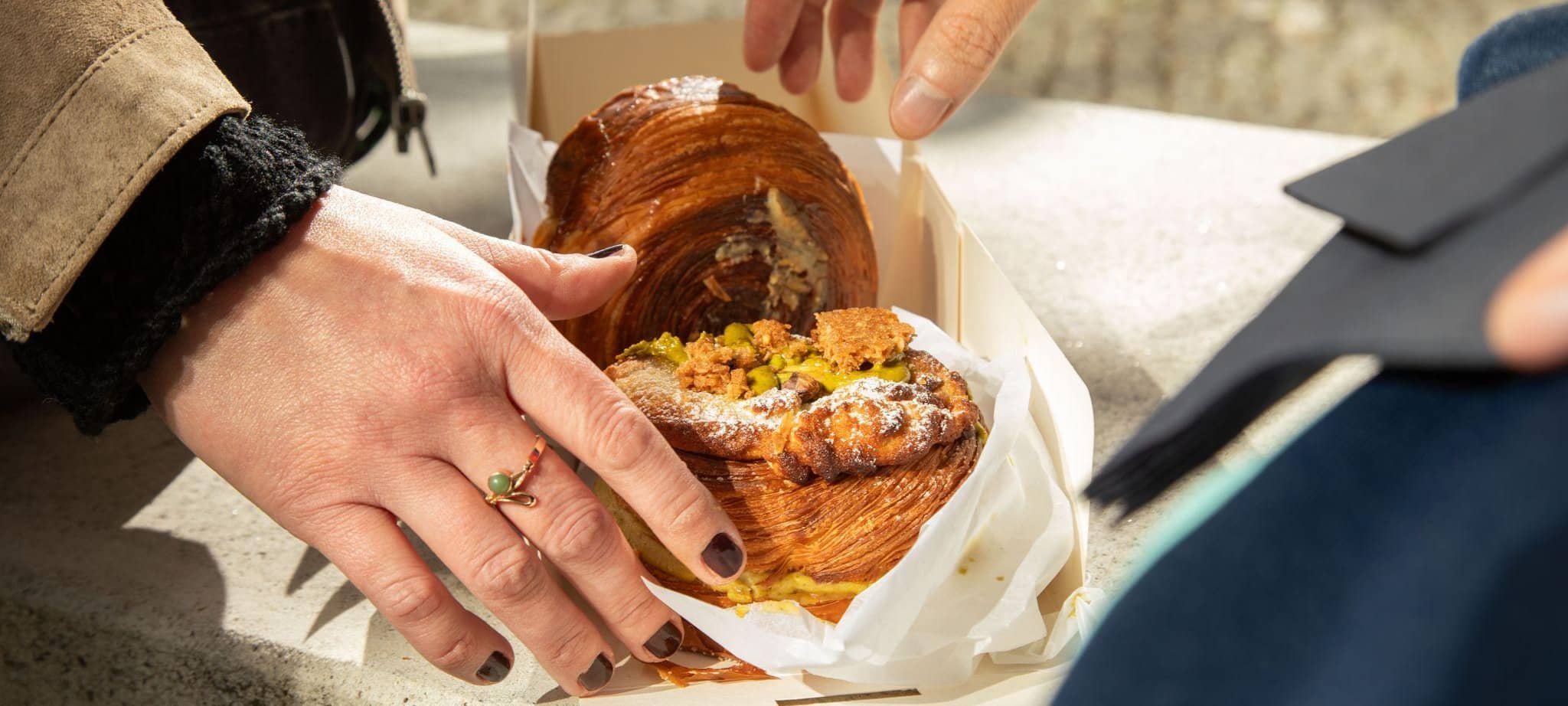 Ein Paar snackt unterwegs New York Croissant Rolls