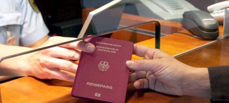 Für Reisen ins Ausland an einen gültigen Paß denken