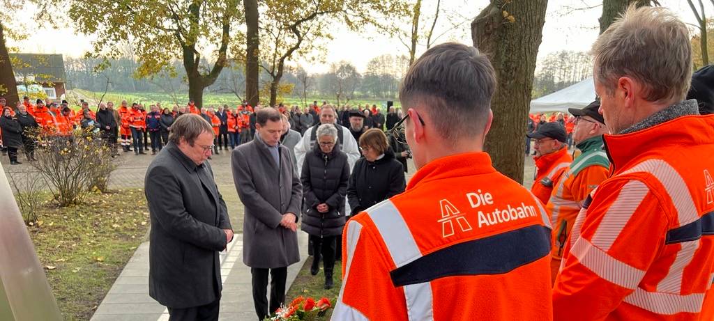 NRW-Verkehrsminister erinnert an verunglückte Straßenwärter